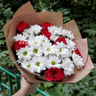 Букет из роз и хризантем