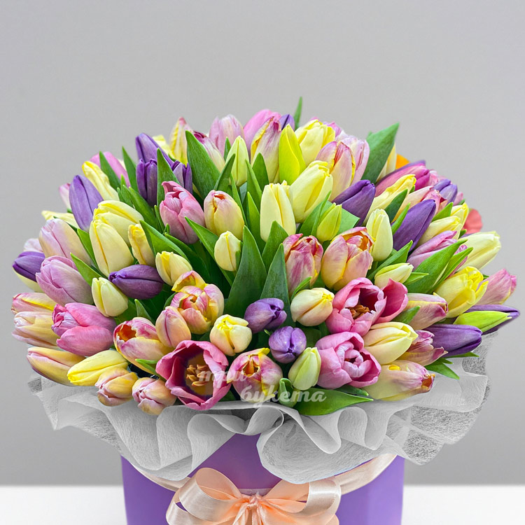 101 разноцветный тюльпан в коробке (крупный план)