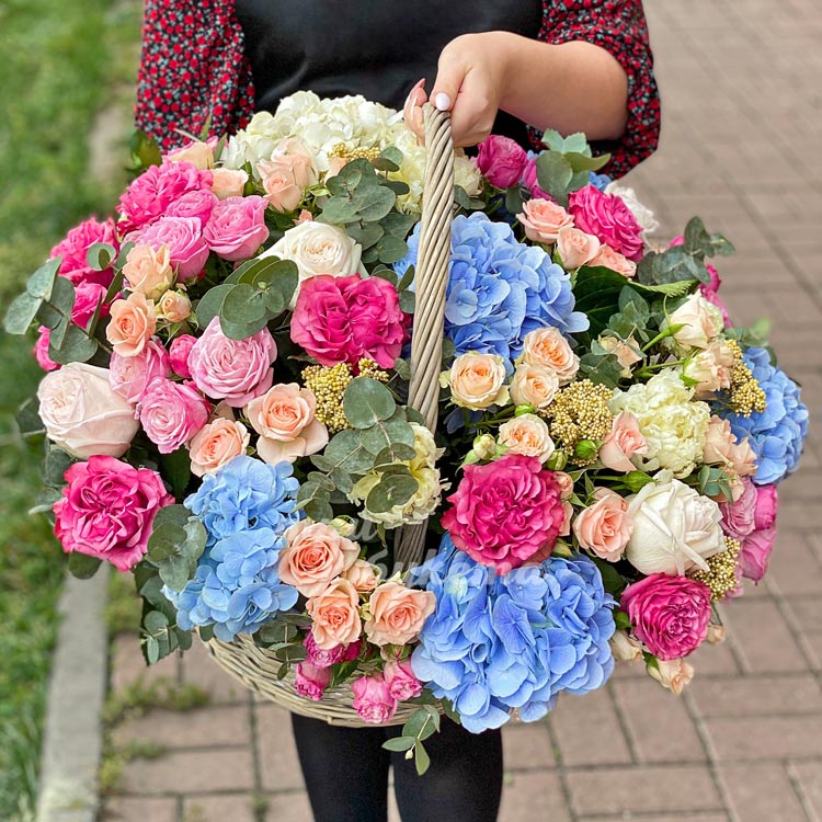 Корзина синих гортензий и роз (крупный план)