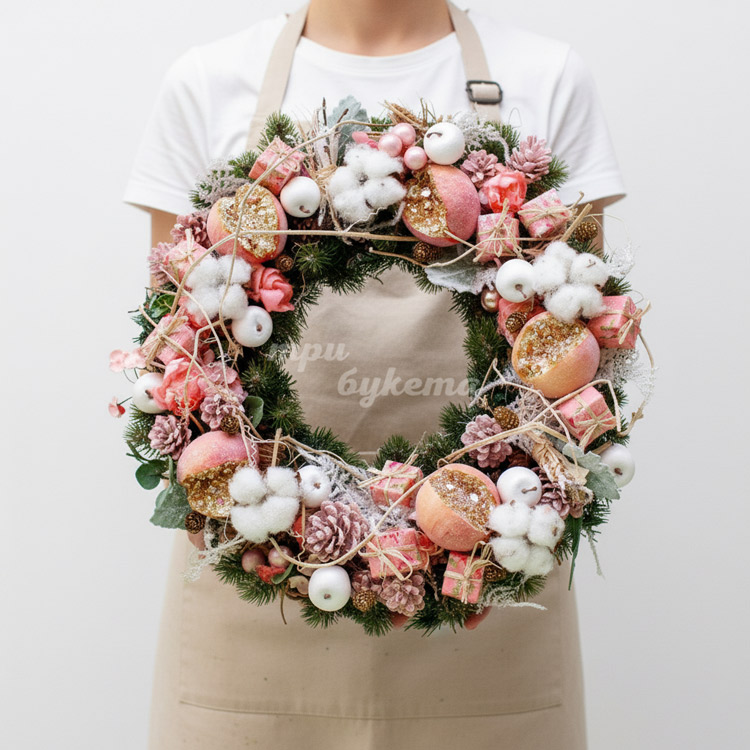 Венок новогодний розовый