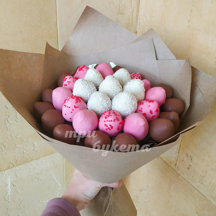 Букет из 35 клубник в глазури (на фоне стены)