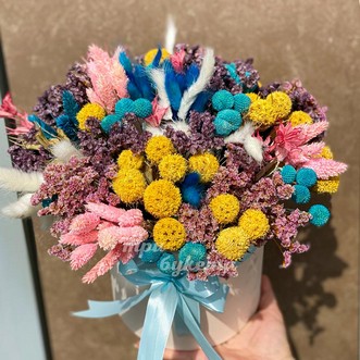 Композиция из сухоцветов в коробке