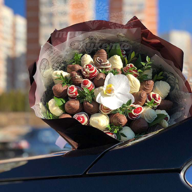 Букет из клубники и орхидеи (на капоте)