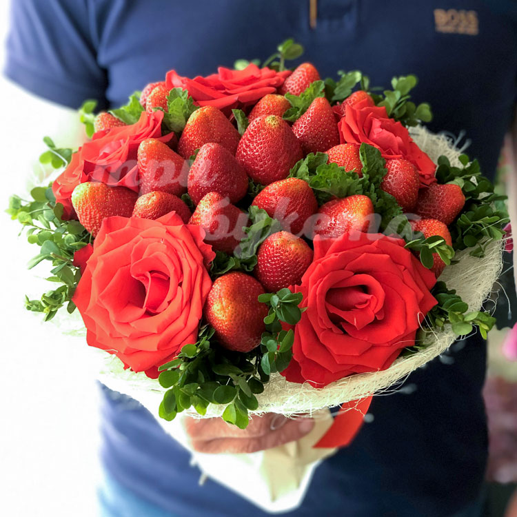 Букет из клубники и 5 алых роз