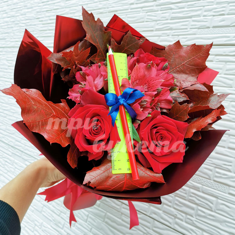 Букет альстромерий и роз с линейкой