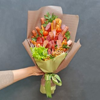 Букет из зелени, колбас и ветчины