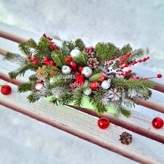 Композиция еловых веток и украшений