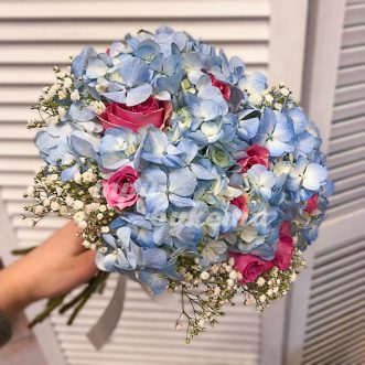 Букет из гортензии, роз и гипсофил