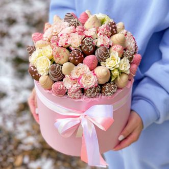 Большая коробка клубники в шоколаде