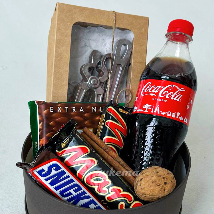 Коробка на 23 февраля с шоколадными инструментами (крупный план)