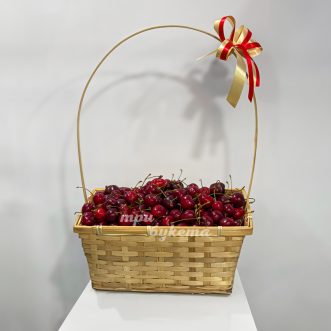 Подарочная корзина с черешней