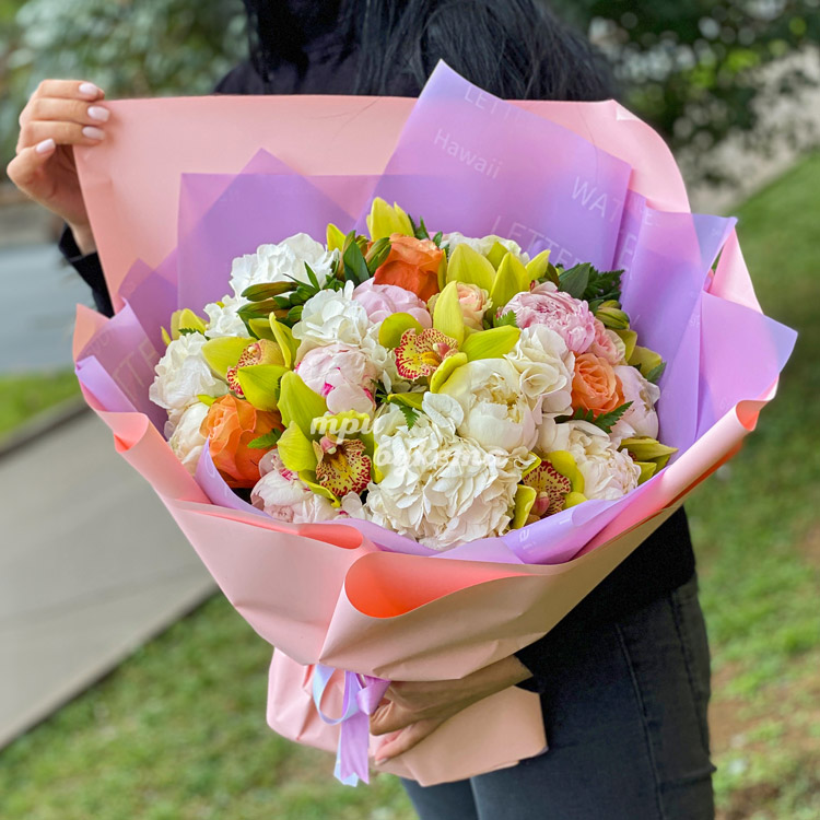 Яркий букет орхидей, гортензий и пионов