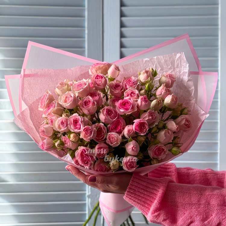 Букет из 9 нежно-розовых кустовых роз (в руках флориста)