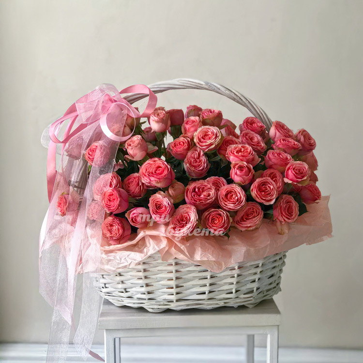 Корзина розовых кустовых пионовидных роз