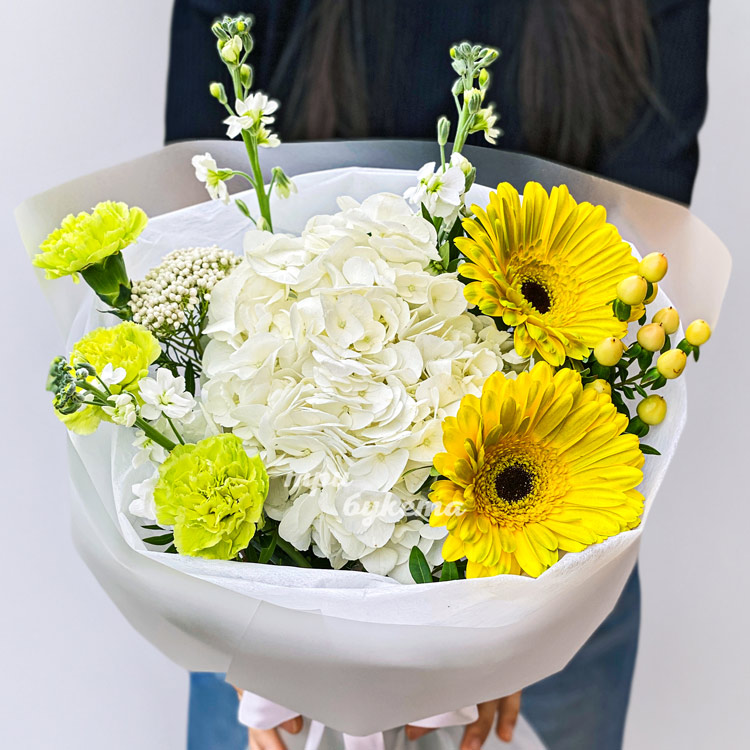 Белый букет с гвоздиками и герберами (крупный план)