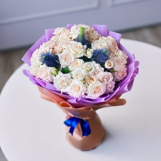 Букет нежных кустовых роз с эрингиумом