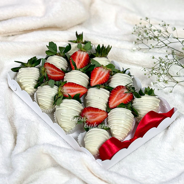 Коробка из 12 клубник в белом шоколаде (вид сбоку)