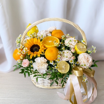 korzina-citrusovyh-s-rozami-i-gvozdikami